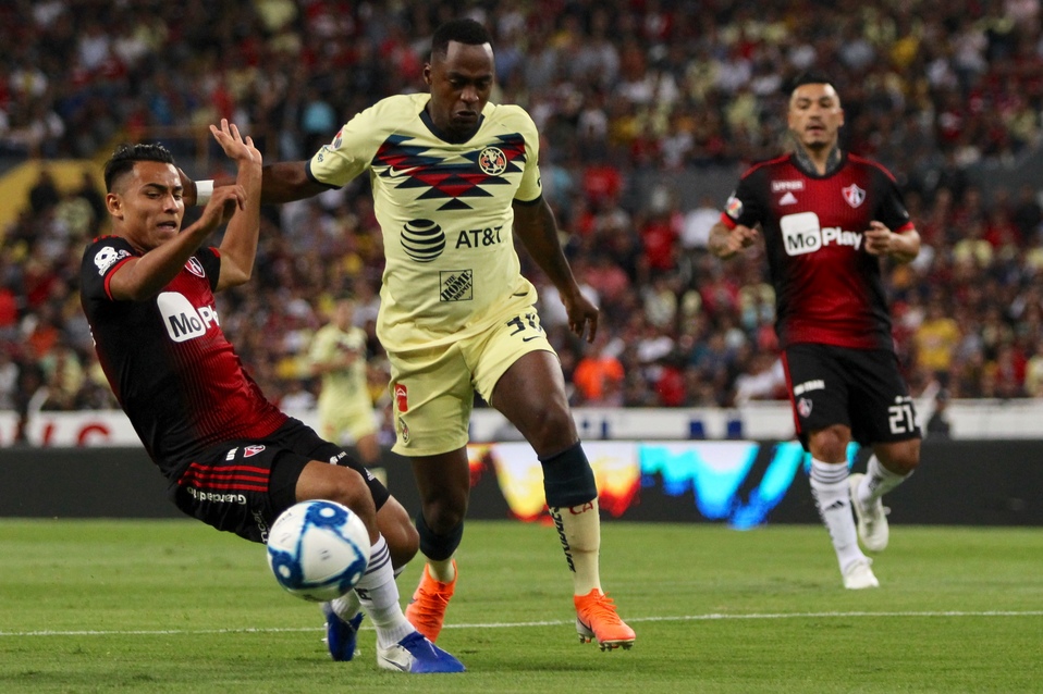 Ian Torres y Renato Ibarra durante un partido (Imago7)