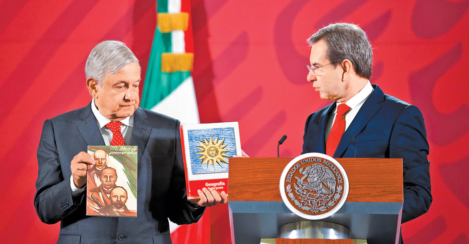 López Obrador celebró el 61 aniversario de los libros de texto gratuitos con la presentación de nuevos ejemplares. (Omar Franco)