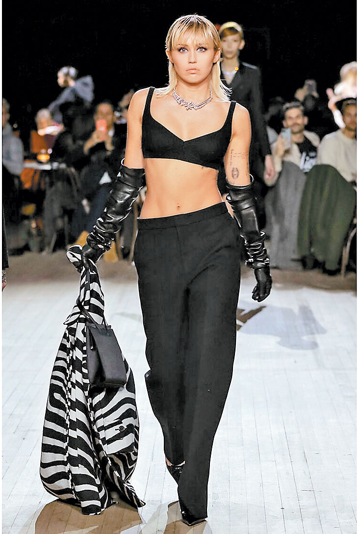 Miley Cyrus modeló la colección otoñal del diseñador. (AP)