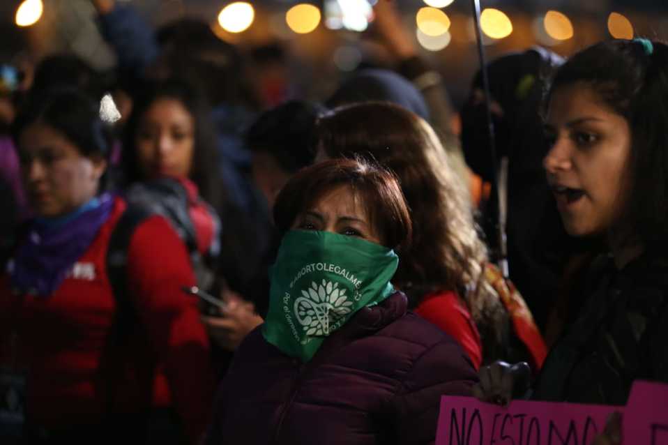 Mujeres de diversas edades protestan en contra de la violencia de género. (Octavio Hoyos)