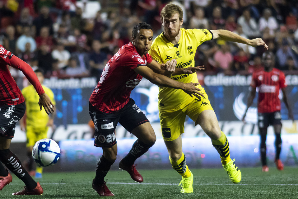 Omar Mendoza y Fernando Aristeguieta durante un partido del Apertura 2019 (Imago7)