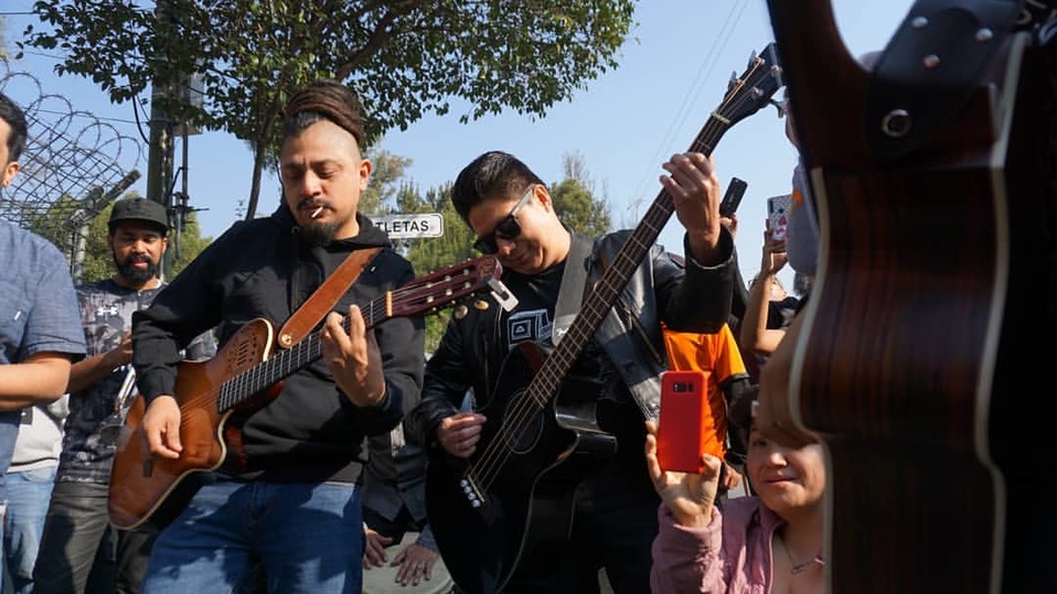 Panteón Rococó da concierto sorpresa en la calle (Instagram).