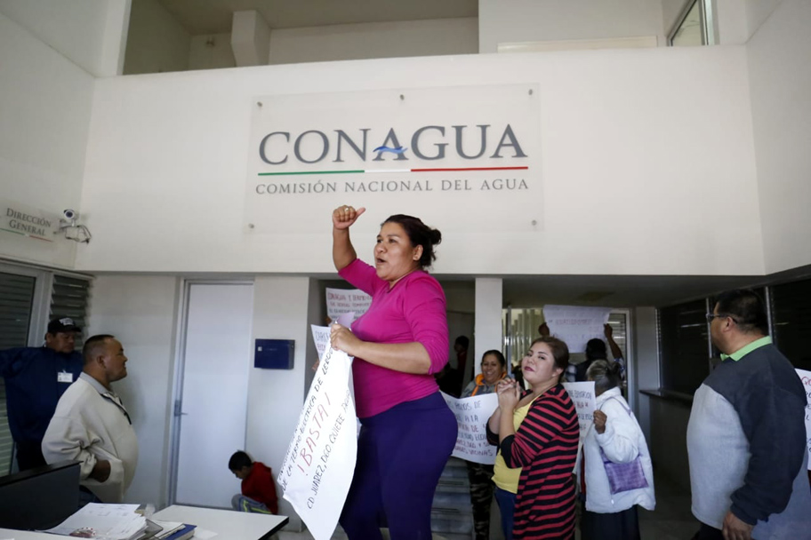 Protesta en la Conagua por mal uso del agua potable en Lerdo. (Rolando Riestra)