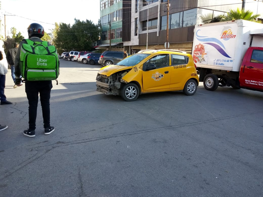 Repartidor de Uber Eats es arrollado. (Notivox Digital)