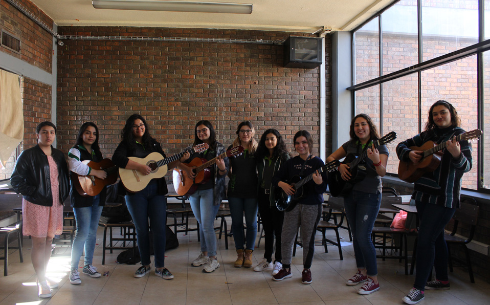 Rondalla femenil de la Universidad Autónoma de La Laguna. (Liliana Yañez)