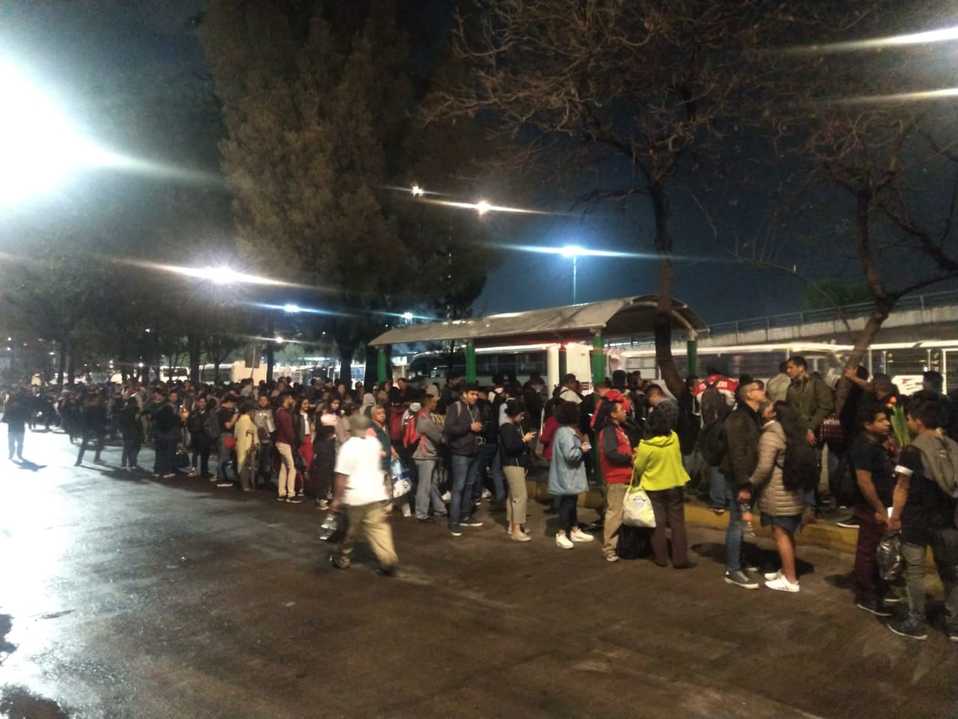 Usuarios tuvieron que esperar más de una hora para poder abordar la unidades del Mexibus. (Guadalupe Barbosa)
