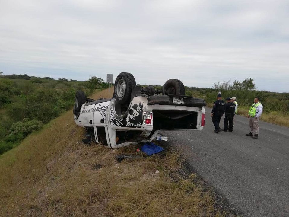 Volcadura de camioneta.