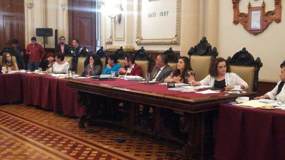Con el voto de calidad de la presidenta municipal se aprobó el dictamen de los bolardos. (Angélica Tenahua)