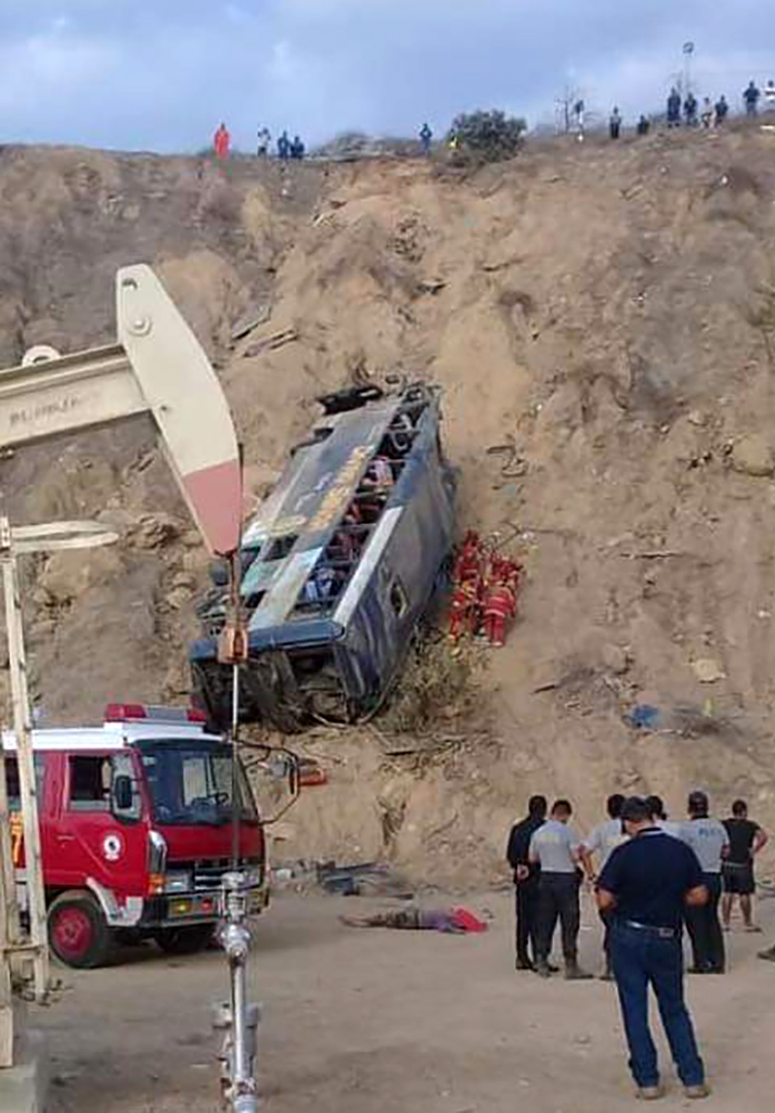 Así quedó el autobus en el lugar del accidente (AFP)