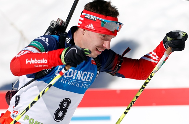 Evgeny Ustyugov durante la competencia masculina de la Copa Mundial de biatlón en Pokljuka (AP)