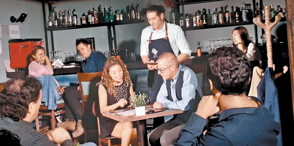 En la propuesta, el público y los actores están en el mismo espacio, pues la trama se desarrolla en el restaurante. (Libertad Ampudia)