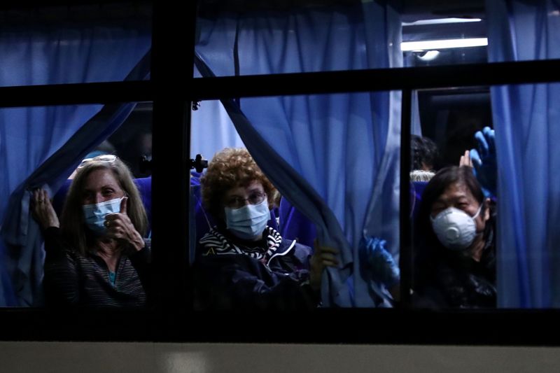 Decenas de turistas han sisdo puestos en cuarentena en varias partes del mundo por temor al Covid-19. (afp)