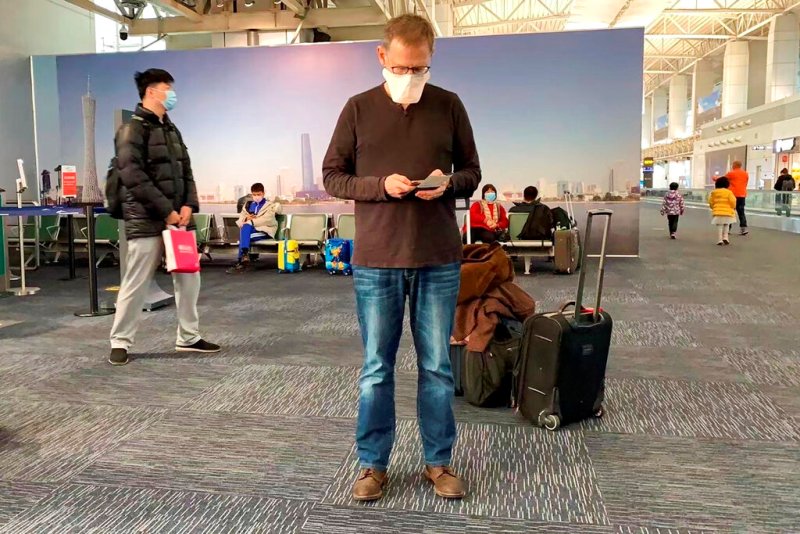El doctor Ian Lipkin, experto en virus de la Universidad de Columbia, en el aeropuerto de Guangzhou, China. (AP)