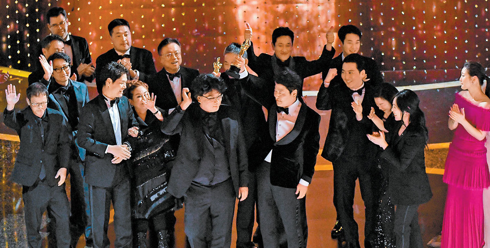 El filme coreano ganó cuatro estatuillas, incluidas la de Mejor Película y Mejor Director para Bong Joon-ho. (AFP)