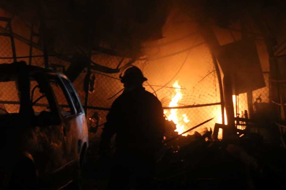 El incendio fue sobre la Carretera Saltillo esquina con la calle Casiano Torres. (Cortesía)