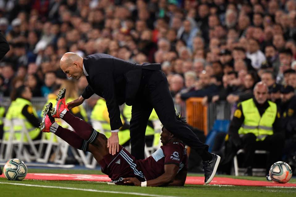 Jugador del Celta de Vigo golpea accidentalmente a Zinedine Zidane (AFP)