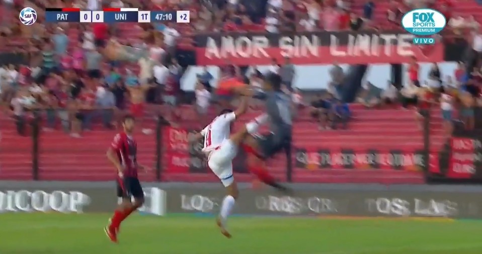 Jugador patea a portero (Especial)