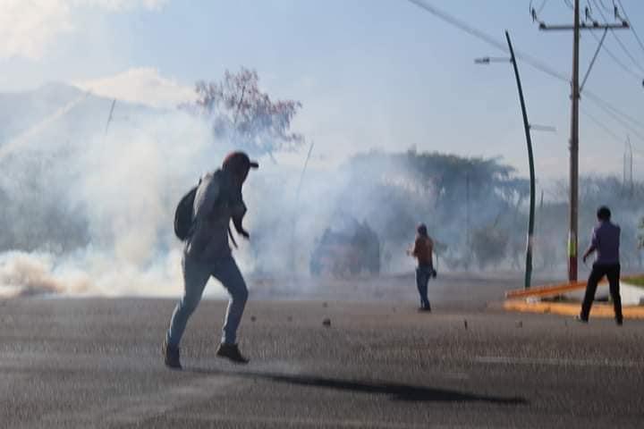 Los normalistas se enfrentaron a los policías municipales. (Facebook)