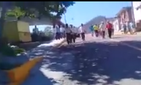 Los pobladores lanzaron piedras a los policías.