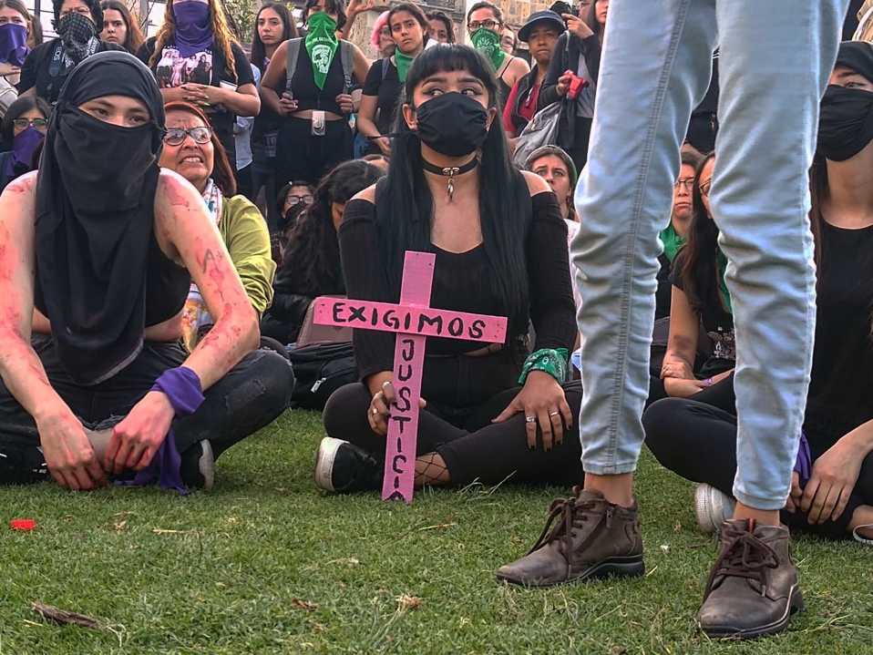 Mujeres se manifestaron en Plaza de Armas, para exigir al gobierno del estado seguridad para ayudar a frenar los feminicidios. (