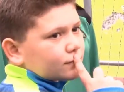 Niño defiende a árbitra de insultos machistas (Especial)