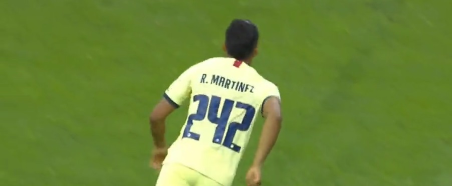 Román Martínez debutó con América sin la marca Bud Light en su playera (Imago7)