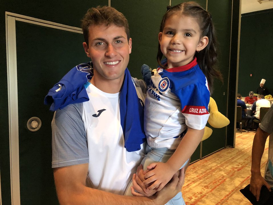 Santiago Giménez cumple sueño de Ivana, la pequeña aficionada celeste (Twitter @CruzAzulCD)