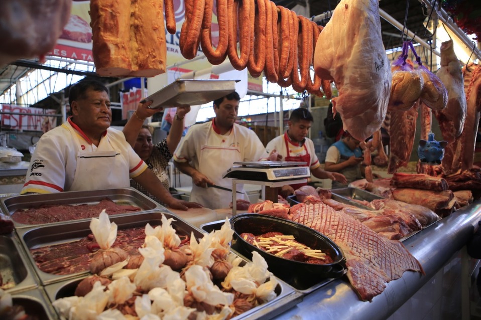 Las alzas registradas en los precios de los alimentos contrastan con los incrementos salariales. (Andrés Lobato)