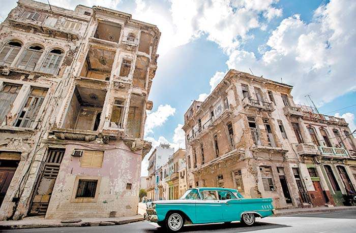Un auto clásico estadunidense circula por La Habana. EFE