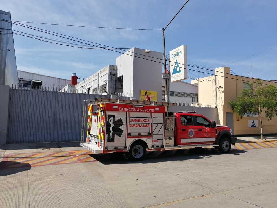 Bomberos de Guadalajara, informó que los peritos se encargarán de determinar el motivo por el cual la persona cayó (Juan Carlos Munguía)