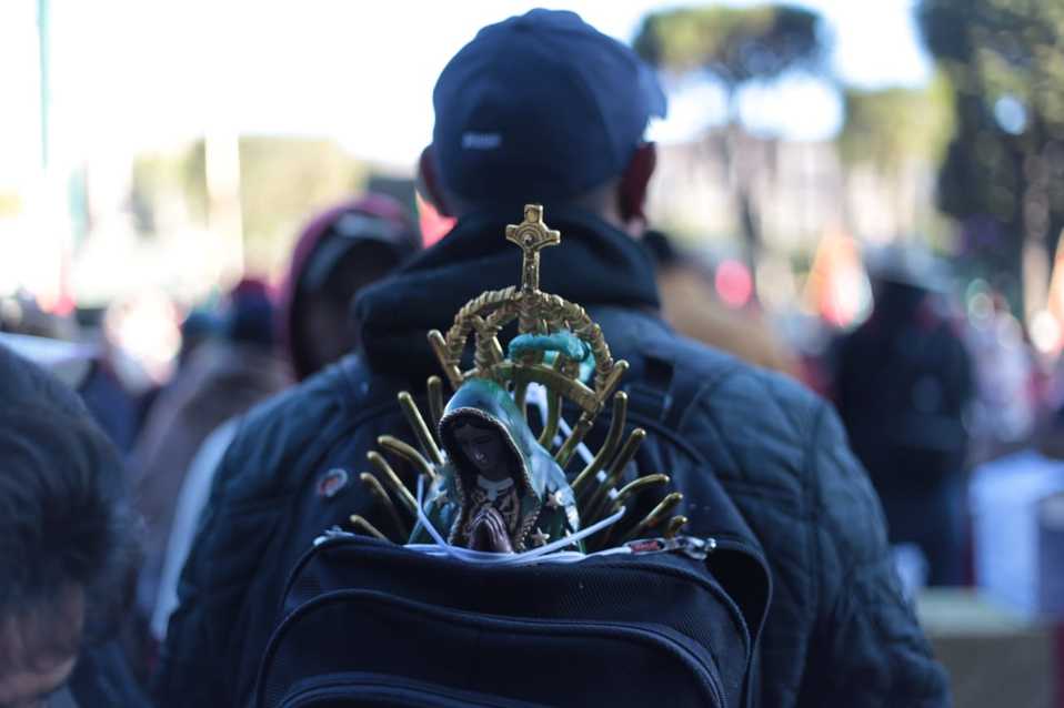 Cientos de devotos arribaron hasta el primer cuadro de la capital desde el transcurso del domingo. (Tania Contreras)