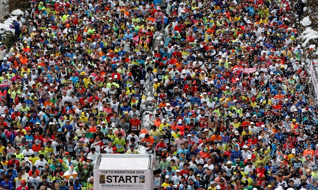 Corredores abarrotan las calles de Tokio durante el maratón (AP)