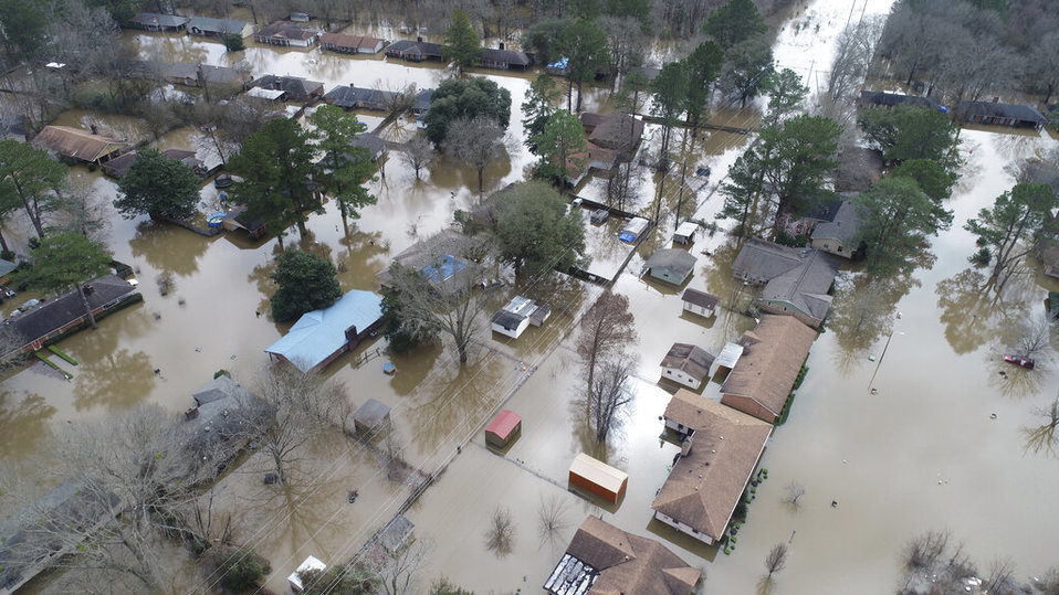 Los daños a casas se cuentan en miles; y en pérdida total si ni hay seguro contra inundaciones. (AP)