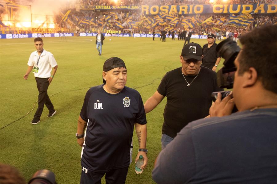 Diego Armando Maradona durante el partido entre Rosario Central y Gimnasia y Esgrima (EFE)