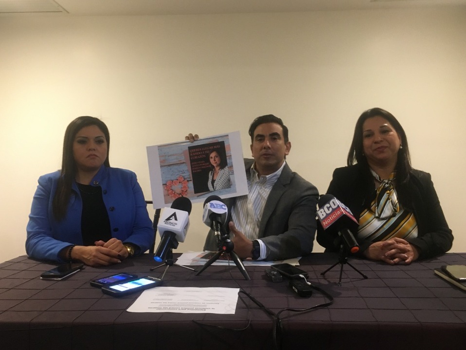 El diputado federal del PAN, Alfonso Robledo en rueda de prensa, acompañado por las diputadas locales, Rosa Castro e Itzel Castillo. (Foto: Kevin Reci