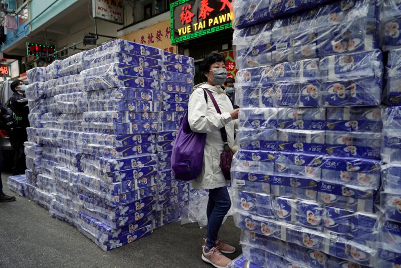 Encontrar papel higiénico se ha vuelto difícil en Hong Kong por el temor al Covid-19. (AP)
