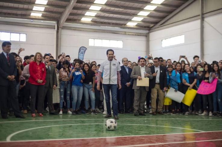 Esparza Ortiz comentó que la entrega de canchas responde al compromiso de la Institución de seguir consolidando la educación de calidad. (Especial)