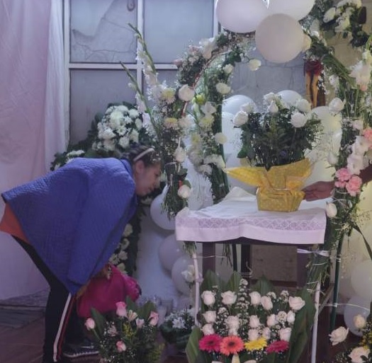 Familiares y amigo de Fátima dejan flores en memoria de la pequeña, que fue encontrada sin vida el domingo. (Avelina Martínez)