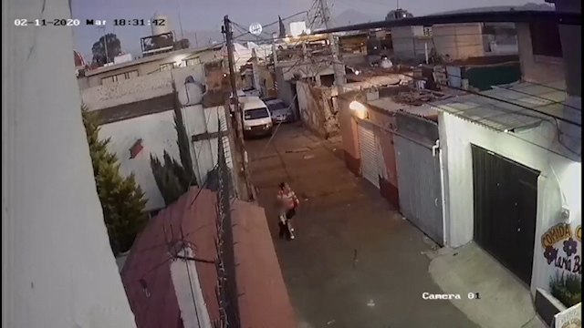 Fátima Cecilia se fue con mujer saliendo de escuela (Video)