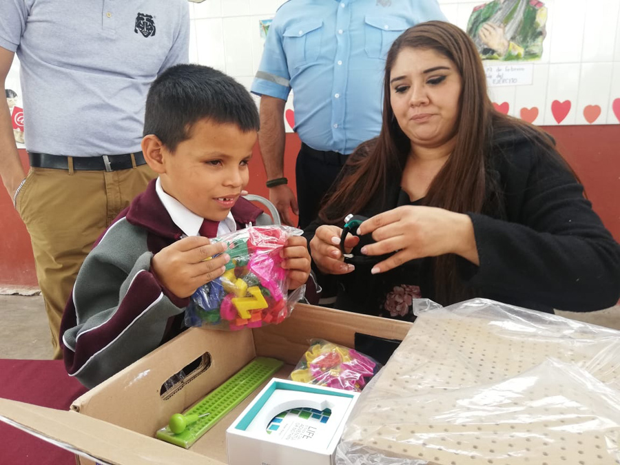 Sus maestras le brindan el apoyo y las clases que requiere el pequeño. (Cecilia Aguilar)