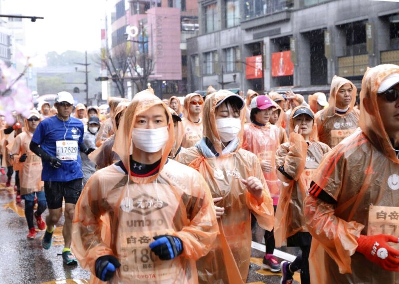Los muertos por la epidemia llegó a mil 765 en China y 70 mil 400 infectas. (AP)