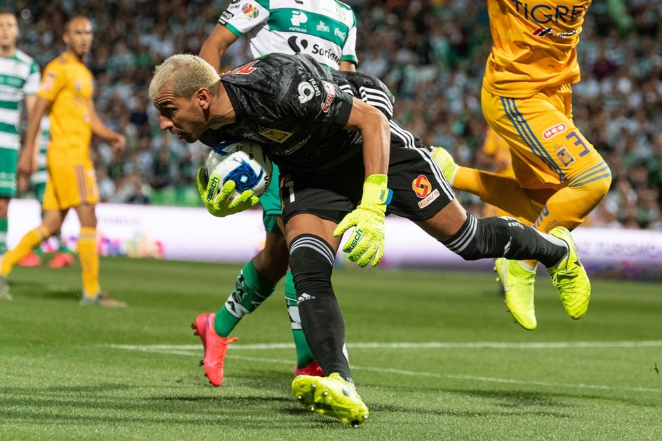 Nahuel Guzmán debió ser expulsado en el duelo ante Santos (Mexsport)