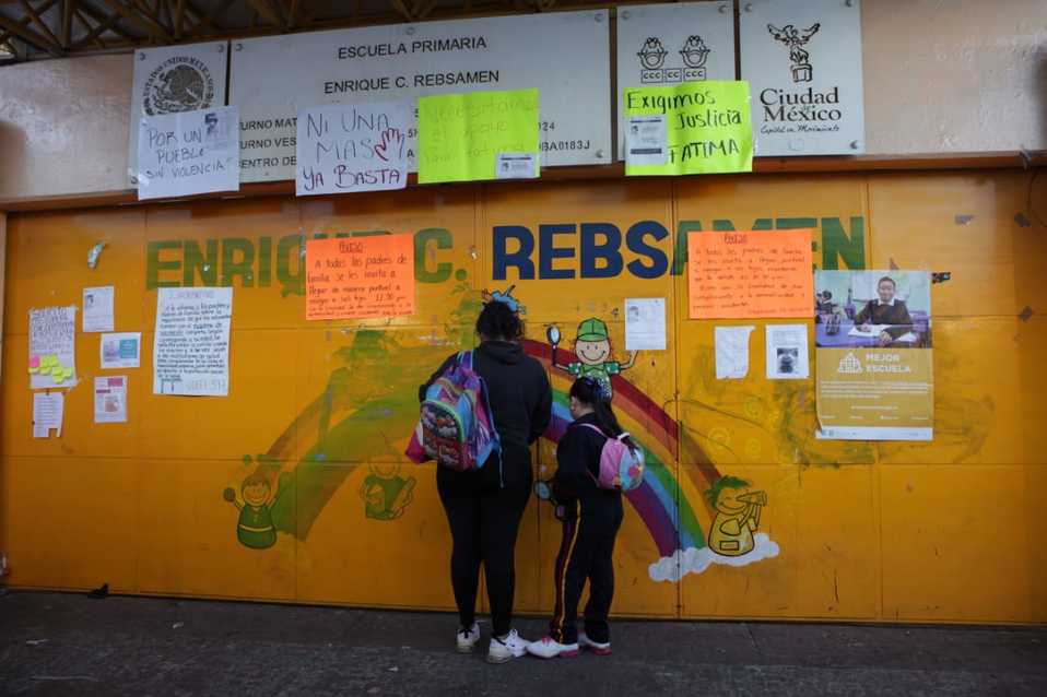 Padres de familia se manifestaron  al exterior de la escuela Enrique Rebsamen. (Avelina Martínez)