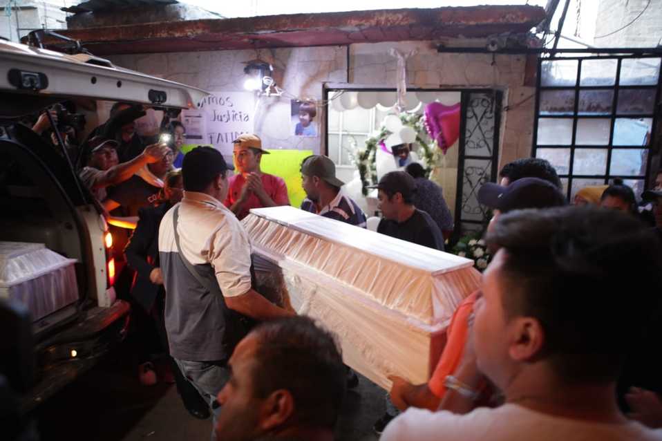 Los restos fueron recibidos por amigos, familiares y activistas. (Avelina Martínez)