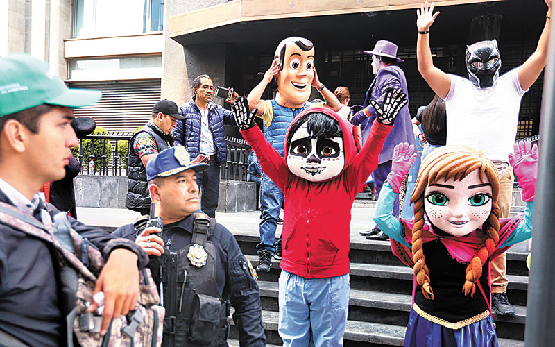 Woody, Miguel y Ana fueron retirados por policías el sábado pasado. (Javier Ríos)