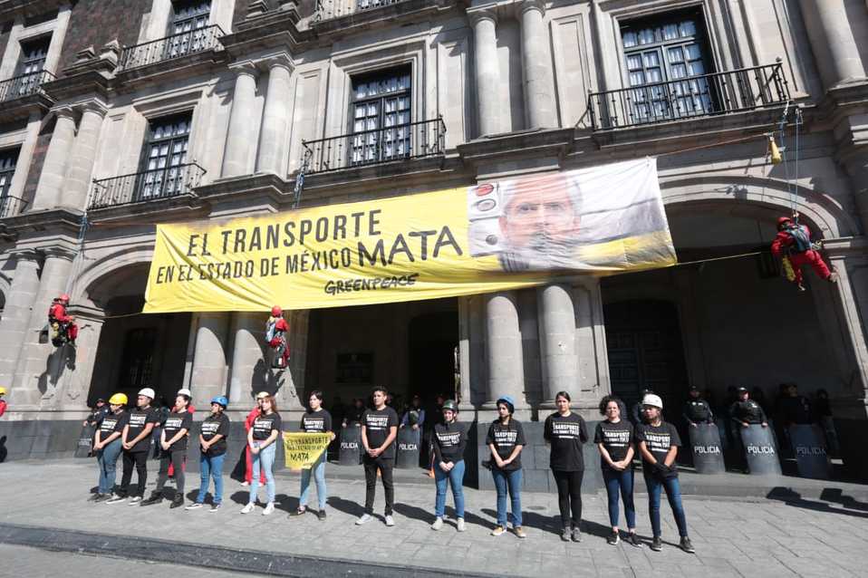 Los activistas colocaron una manta en la fachada del Palacio de Gobierno estatal. (Tania Contreras)