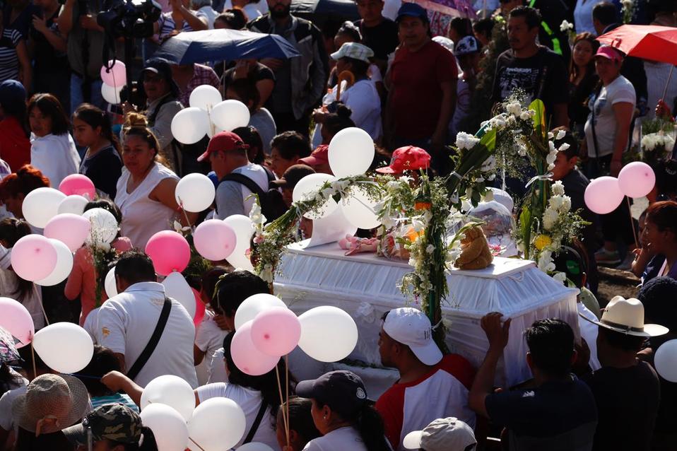 El ataúd con los restos de Fátima fue acompañado por familiares y vecinos al panteón de Tulyehualco. (Nelly Salas)