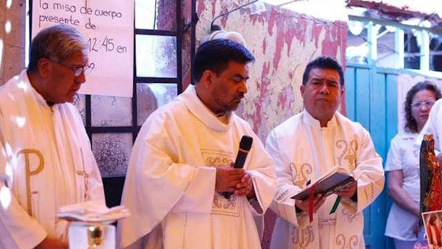 Con flores y velas, hacen misa en honor a Fátima