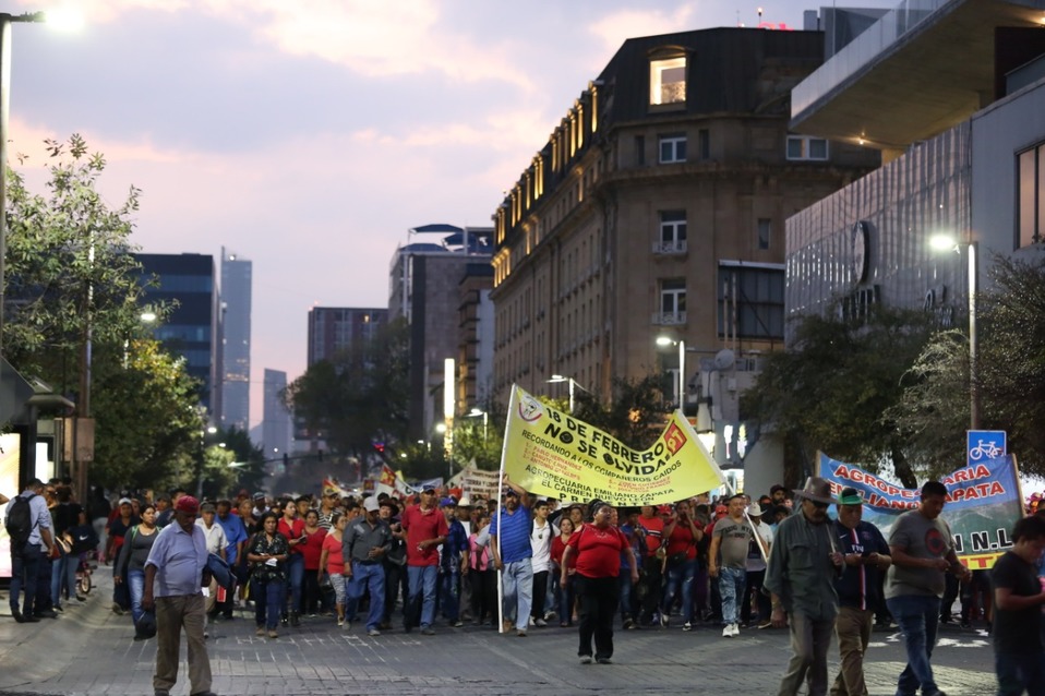 Un contingente de alrededor de 500 personas se reunió en la Explanada de Colegio Civil para iniciar la marcha. (Jorge López)