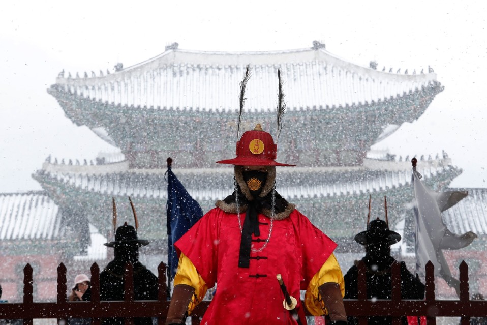 Corea del Sur. Un guardia imperial frente al palacio de Gyeongbok. (AP)